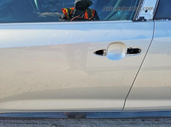 5YFS4RCE4LP045008 2020 TOYOTA COROLLA Silver Front interior view