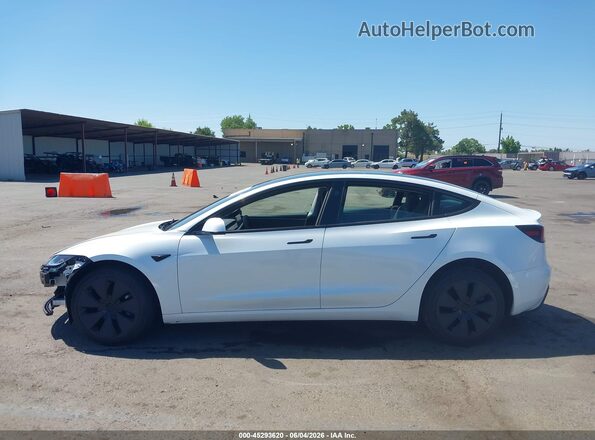 5YJ3E1EA0SF081897 2025 TESLA MODEL 3 White Widok wnętrza z tyłu