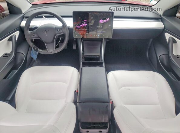 5YJ3E1EB1LF668197 2020 TESLA MODEL Красный Вид панели приборов