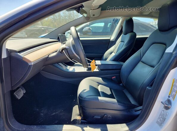 5YJ3E1EB2MF855191 2021 TESLA MODEL White Front interior view