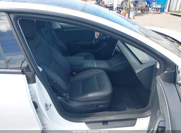 5YJ3E1EB3SF049096 2025 TESLA MODEL 3 White Widok wnętrza z przodu
