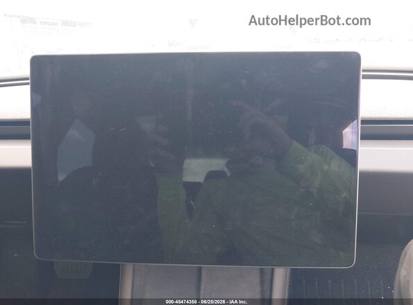 5YJ3E1EB3SF049096 2025 TESLA MODEL 3 White Widok tylnych siedzeń