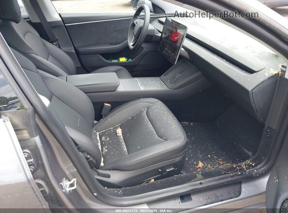 5YJ3E1EB5SF910584 2025 TESLA MODEL 3 Gray Vista interior delantera