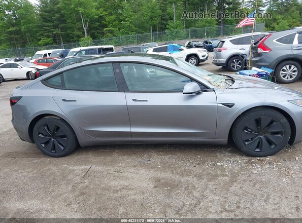 5YJ3E1EB5SF910584 2025 TESLA MODEL 3 Gray Vista interior trasera