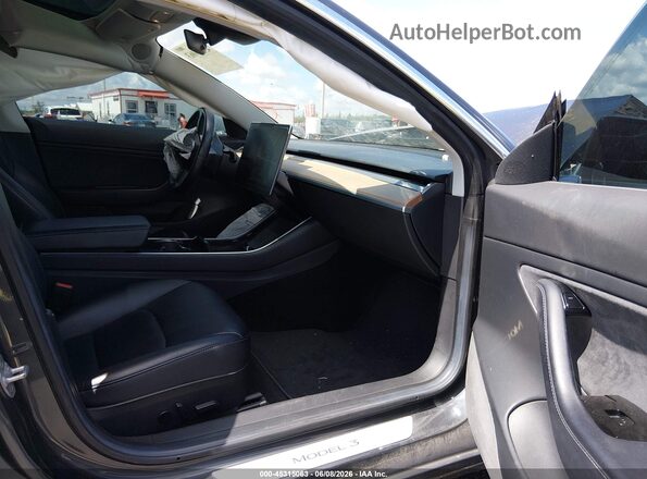 5YJ3E1EB8JF068709 2018 TESLA MODEL 3 Gray Вид салону спереду