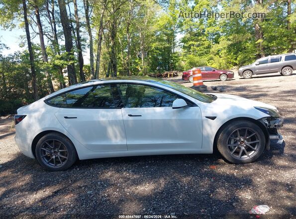 5YJ3E1EB9NF112836 2022 TESLA MODEL 3 White Widok wnętrza z tyłu