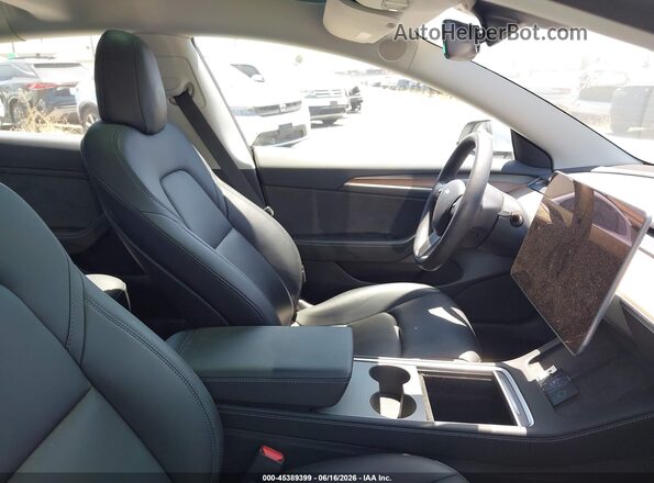 5YJ3E1EBXNF246660 2022 TESLA MODEL 3 White Front interior view