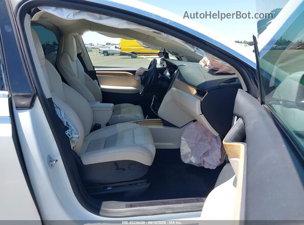 5YJXCBE25JF137210 2018 TESLA MODEL X Белый Вид салона спереди