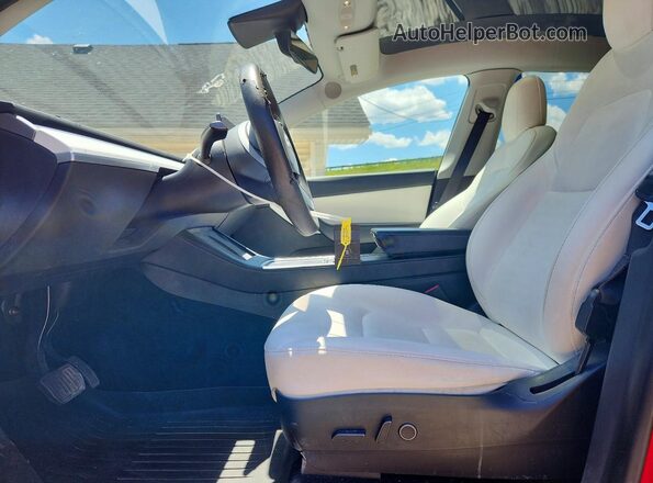 5YJYGAEEXMF144882 2021 TESLA MODEL Красный Вид салона спереди