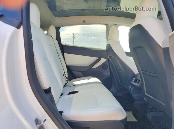5YJYGAEEXMF298637 2021 TESLA MODEL White Widok wnętrza z tyłu