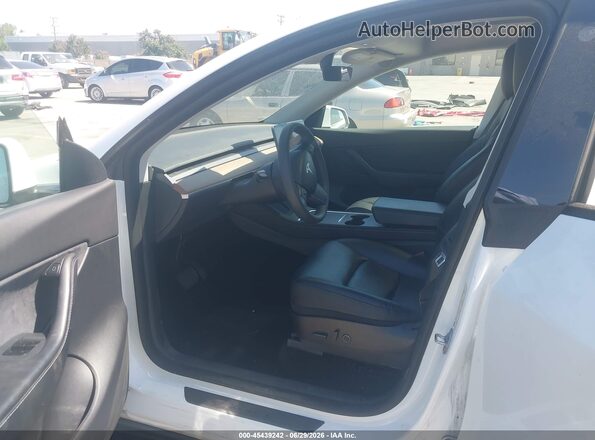5YJYGDEE3MF213672 2021 TESLA MODEL Y Белый Вид салона спереди