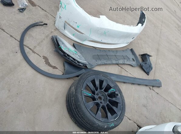 5YJYGDEE6MF306587 2021 TESLA MODEL Y White Առջևի վահանակի տեսք