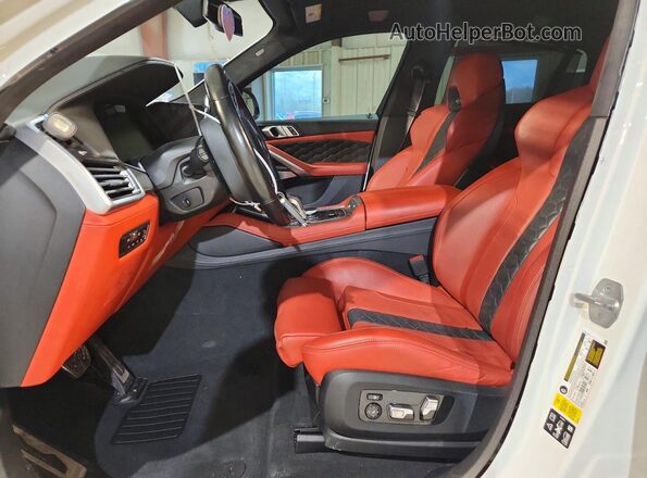 5YMCY0C02P9R55493 2023 BMW X6 White Widok wnętrza z przodu