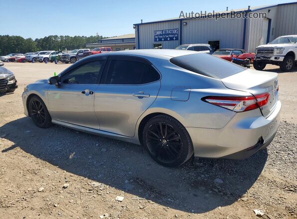4T1B11HK8JU561702 2018 TOYOTA CAMRY Серебряный 