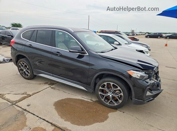 WBXJG7C00M5U01077 2021 BMW X1 Black Widok z przodu