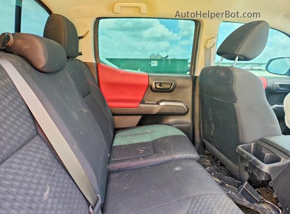 3TYCZ5AN4NT068949 2022 TOYOTA TACOMA Silver Սալոնի հետևի տեսք