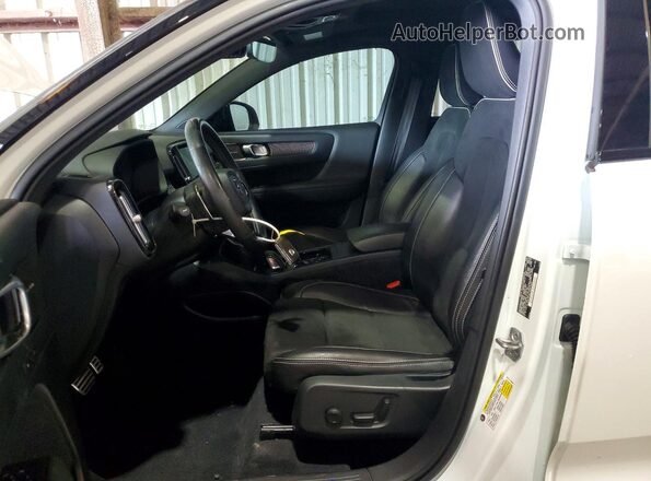 YV4162UM7K2107000 2019 VOLVO XC40 White Vista del salpicadero