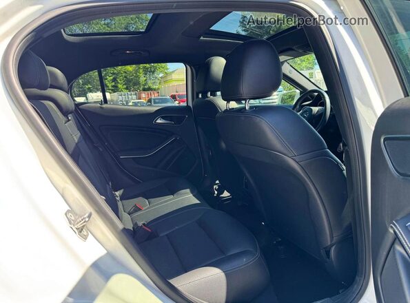 WDCTG4GB7JU000217 2018 MERCEDES-BENZ GLA-CLASS White Widok zestawu wskaźników