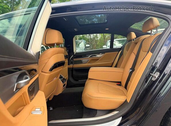 WBA7F2C51HG421483 2017 BMW 7 SERIES Синий Вид салона спереди