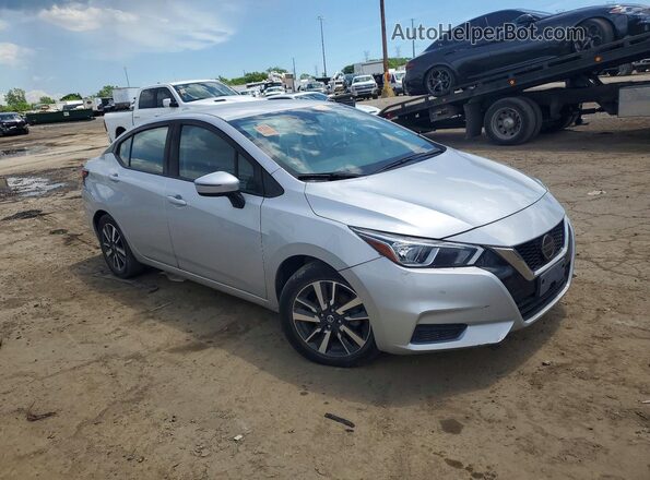 3N1CN8EV5ML866578 2021 NISSAN VERSA Silver Widok z przodu