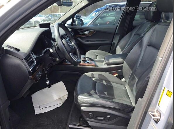 WA1LAAF74JD004268 2018 AUDI Q7 Silver Front interior view