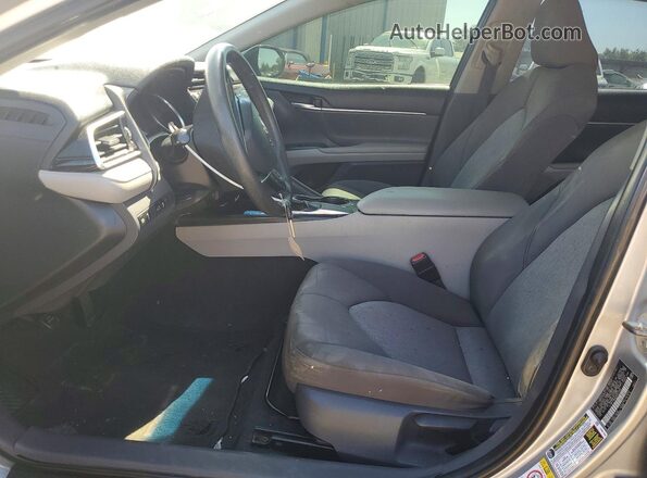4T1B11HK8JU561702 2018 TOYOTA CAMRY Серебряный 