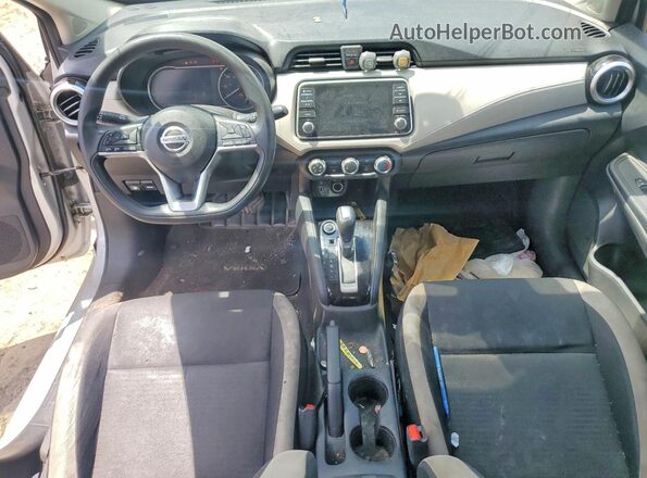 3N1CN8EV5ML866578 2021 NISSAN VERSA Silver Widok zestawu wskaźników