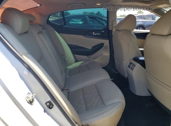 1N4AA6AP3HC373193 2017 NISSAN MAXIMA Silver Widok wnętrza z tyłu