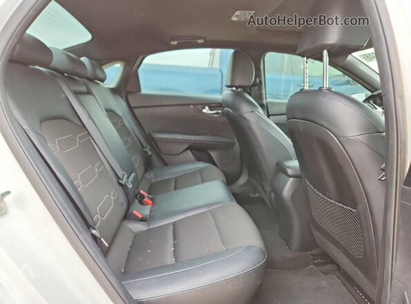 3KPF34AD2ME295125 2021 KIA FORTE White Vista interior trasera