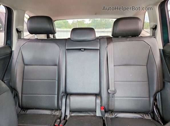 3VV3B7AX4JM025642 2018 VOLKSWAGEN TIGUAN Green 