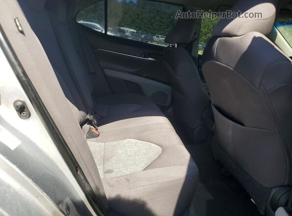 4T1B11HK8JU561702 2018 TOYOTA CAMRY Серебряный 