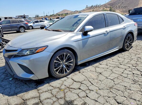 4T1B11HK4JU577038 2018 TOYOTA CAMRY Серебряный 