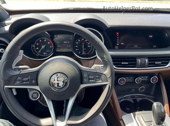 ZASPAKBN7K7C71882 2019 ALFA ROMEO STELVIO Blue Vista del salpicadero