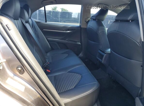 4T1B11HK4JU043232 2018 TOYOTA CAMRY Gray Widok wnętrza z tyłu
