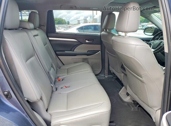 5TDKZRFH9KS326864 2019 TOYOTA HIGHLANDER Blue Rear interior view