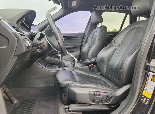 WBXHT3C32H5F74315 2017 BMW X1 Black Առջևի վահանակի տեսք