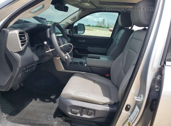 7SVAAABA0PX005705 2023 TOYOTA SEQUOIA Silver წინა პანელის ხედი