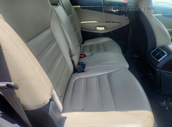 5XYPH4A53HG204077 2017 KIA SORENTO Maroon Widok wnętrza z tyłu