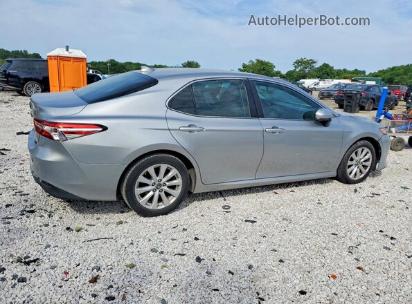 4T1B11HK3KU261325 2019 TOYOTA CAMRY Silver Delantero derecho
