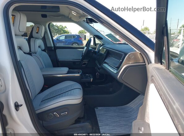7FCTGAAA3NN013254 2022 RIVIAN R1T White Widok wnętrza z przodu