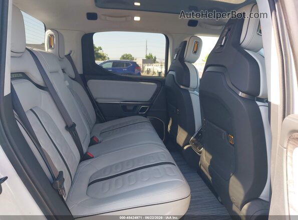 7FCTGAAA3NN013254 2022 RIVIAN R1T White Widok naklejki z numerem VIN