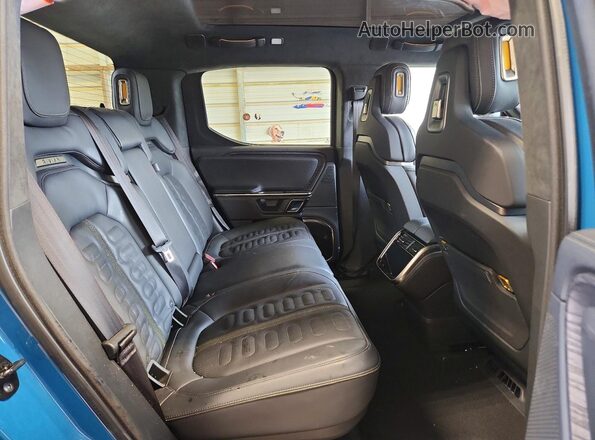 7FCTGAAAXPN026117 2023 RIVIAN R1T Blue Widok tylnych siedzeń
