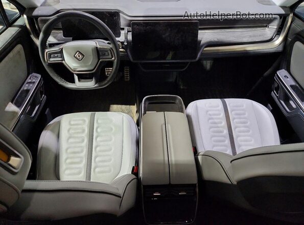 7FCTGCAA1RN030863 2024 RIVIAN R1T Silver Vista del salpicadero