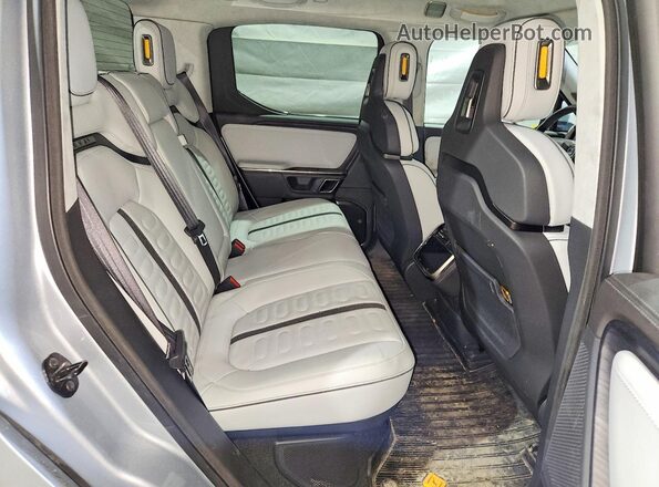 7FCTGCAA1RN030863 2024 RIVIAN R1T Silver Vista interior trasera