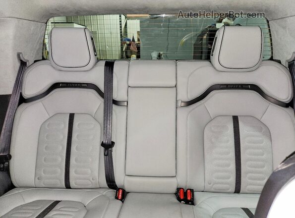 7FCTGCAA1RN030863 2024 RIVIAN R1T Silver Vista de los asientos traseros
