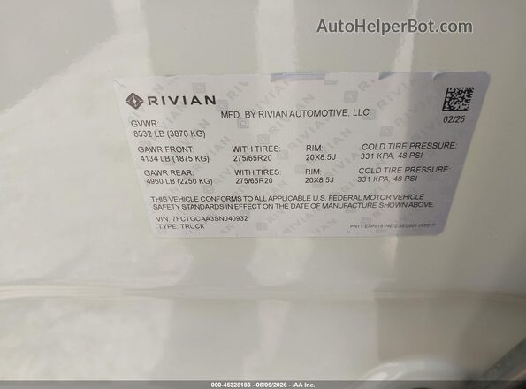 7FCTGCAA3SN040932 2025 RIVIAN R1T Cream Vista del compartimento del motor