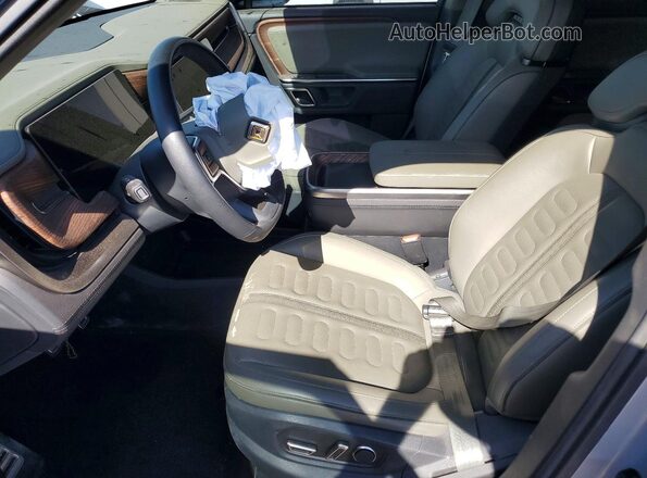 7FCTGCAA9RN030366 2024 RIVIAN R1T Silver Front interior view
