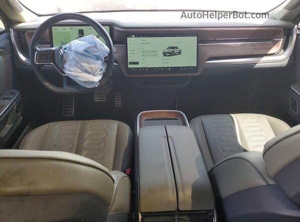 7FCTGCAA9RN030366 2024 RIVIAN R1T Silver Dashboard view