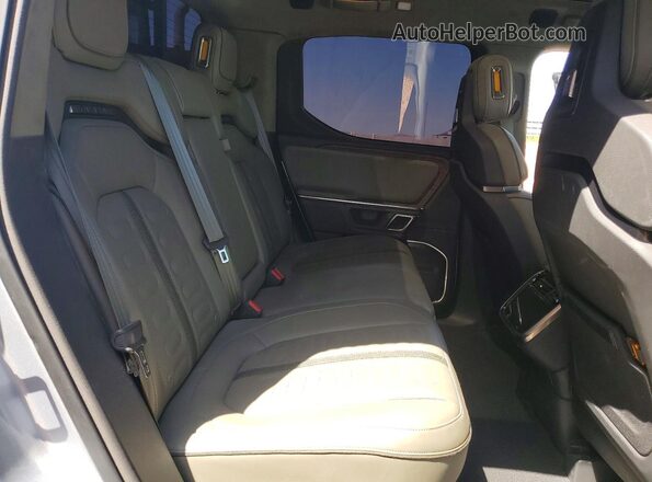 7FCTGCAA9RN030366 2024 RIVIAN R1T Silver Rear seats view