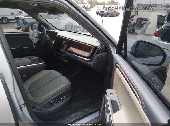 7FCTGCAA9RN030366 2024 RIVIAN R1T Серебряный Вид салона спереди